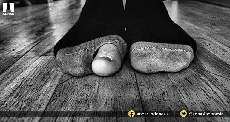 KISAH SEBUAH KAOS KAKI SOBEK