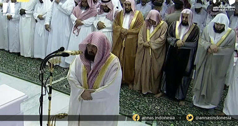 USAI SHALAT SYAIKH SUDAIS INGATKAN JAMAAH SAMBIL MENANGIS, ALASANNYA BIKIN KITA TERTAMPAR